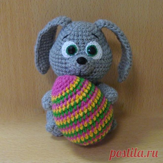 Амигуруми пасхальный кролик вязаный крючком схема с описанием Вязаный амигуруми пасхальный кролик крюком от автора описания Свяжем вместе. Высота готового кролика 11 см. Для вязания Вам понадобится пряжа ALIZE Cotton