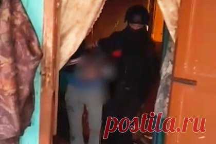 Ударивших подростка ножом в шею показали на видео в наручниках. Бойцы Росгвардии задержали двоих подозреваемых, которые ударили 15-летнего школьника ножом в шею на остановке в Иркутске. На кадрах видны спецназовцы, которые выводят в наручниках подростков из частного дома. Задержанных в согнутом положении ведут в служебный автомобиль.