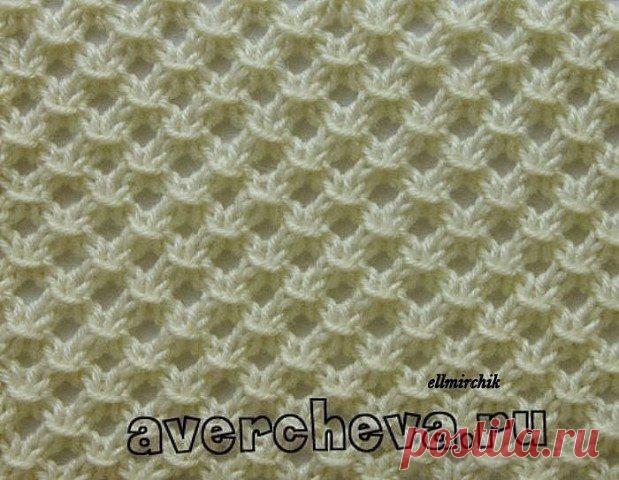 Узор Сеточка с перекидами Елены Аверчевой
Этот узор односторонний. Кол-во петель кратно 3+ 2 кромочные.
ОПИСАНИЕ
1 ряд  [ перекрестить 3 лицевые петли с протяжкой влево  Вяжем 3 петли лицевыми, затем  мы накидываем 1-ю петлю на 2-ю и 3-ю. Получается 2 петли из 3-х., 1 накид] повторять до конца ряда.
2 ряд Все петли вязать изнаночными.
3 ряд 1 лицевая [ 1 накид, перекрестить 3 петли с протяжкой влево ( см. выше)]  повторять до конца ряда, в конце 2 лицевые.
4 ряд Все петли вязать изнаночными.