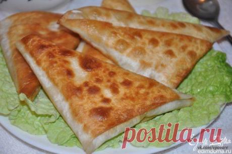 Пирожки с сыром и ветчиной.