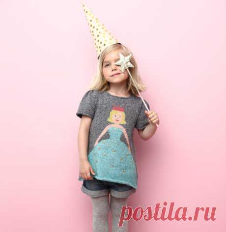Modèle pull tunique princesse Réalisez le rêve de votre petite fille et aidez la à devenir une véritable princesse avec ce modèle de pull tunique ! Ce pull tunique est tricoté en Laine PHIL SOFT + coloris gris acier, bleu nuage, sorbet, céleri et rose grenadine , et en Fil MYRIADE coloris champagne. Les explications sont données de 2 à 6 ans.Modèle n°01 du mini-catalogue n°661, enfants : 11 créations originales, automne-hiver 2016/2017