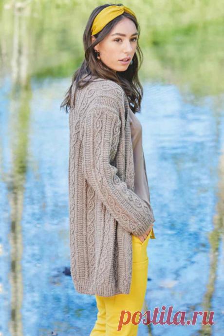 Удлиненный кардиган спицами с узором из фантазийных кос - Портал рукоделия и моды
