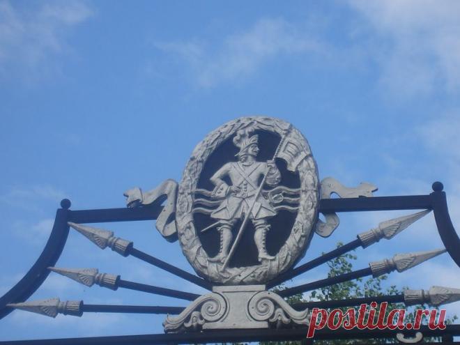 Лефортово.  Прямые, широкие улицы, нарядные вместительные дома… Здесь, на берегах Яузы Петр I оттачивал глаз и развивал пространственное воображение, так пригодившееся ему при создании Северной Пальмиры. Рачительный в отношении войска, Петр строит для солдат и офицеров «военную гошпиталь», в будущем Военный госпиталь им. Бурденко.