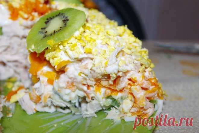 Салатик с киви и курочкой.