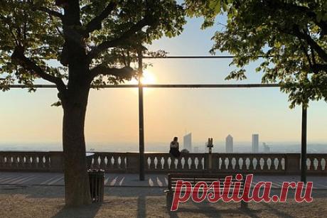 Европейскую страну предупредили о 50-градусной жаре. Во второй половине века температура в южных регионах Франции может достичь 50 градусов Цельсия. К этому времени глобальное изменение климата приведет к затягиванию летнего сезона в стране и более продолжительным тепловым волнам в июне-сентябре, предупредила климатолог Франсуаза Виме.