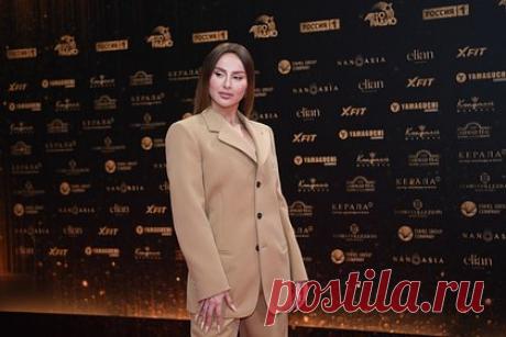 На Анну Asti подали в суд и потребовали более полумиллиона рублей. На музыкальный лейбл «Феникс», сооснователем которого является певица Анна Asti, подали в суд и потребовали более полумиллиона рублей. Истцом выступила организация «Неформат», которая потребовала от лейбла 612 тысяч рублей. Как предполагается, иск связан с нарушением авторских прав.