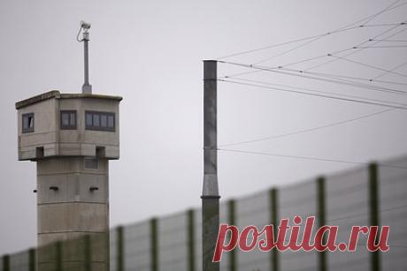 Неизвестные попытались проникнуть в тюрьму и освободить заключенных. Группа неизвестных в департаменте Валь-де-Марн на севере центральной части Франции предприняла попытку проникнуть в тюрьму и освободить заключенных. Они обстреляли здание фейерверком, вызвав тревогу, после чего десятки людей в черной одежде попытались ворваться в тюрьму, однако полицейские отбросили нападавших.