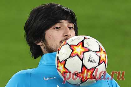 Будущее Азмуна в «Зените» прояснили. Нападающий петербургского «Зенита» Сердар Азмун останется в команде до конца сезона-2021/2022. 27-летний футболист намерен уйти из «Зенита» в статусе свободного агента. Отмечается, что на него претендуют несколько клубов из топ-чемпионатов Европы. Одним из них является французский «Лион».