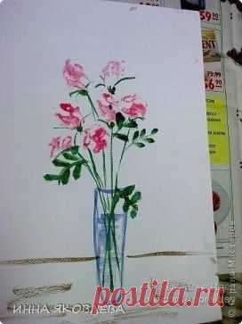 Как нарисовать цветы при помощи газеты
Берём кусочек газеты (полиэтилена), комкаем в небольшой шарик, мажем кисточкой в нужный цвет. Можно жидко развести краску на одноразовой тарелке и макать туда комочек.
Далее ставим отпечатки на лист бумаги.
Рисуем стебельки и листики-отпечатки.