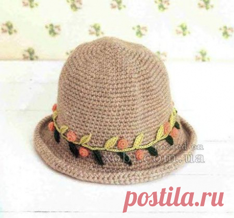 шляпка с вязаной окантовкой из листочков