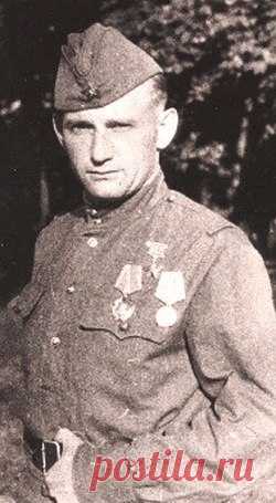 Разведчик сорвал фашистскую переправу через Днепр, переодевшись в форму немецкого полковника 







Роберт Александрович Клейн, капитан, разведчик партизанского отряда имени Чапаева. Родился 9 марта 1913 года в с. Кривцовке Камышинского района Волгоградской области. Немец. В 1931 году в г. М…