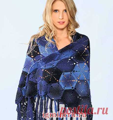 Синяя шаль из шестиугольных мотивов