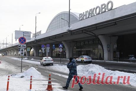 Московский аэропорт Внуково ввел план «Ковер». Московский аэропорт Внуково, а также аэродромы в Кубинке и Ермолине ввели план «Ковер». Уточняется, что столичная воздушная гавань закрыта на прилет и вылет. Самолетам порекомендовали садиться в других аэропортах. Ранее план «Ковер» вводил международный аэропорт Пулково в Санкт-Петербурге.