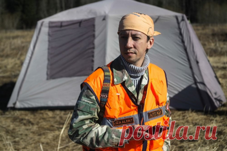 Как устроена работа поисковика-добровольца — Российская газета
 И только когда кто-то догадался обратиться к поисковикам из "Лизы Алерт", выяснилось, что у женщины - серьезные провалы в памяти. Несколько дней назад она ушла из своего дома в Сосновом Бору, где работники соцслужбы уже сбились с ног, разыскивая одинокую пенсионерку.
- Мы работаем в тесной связке в МЧС и полицией, - говорит Никита. - Например, для старта поисков надо, чтобы родственники подали официальное заяв...