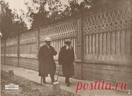 Лев Толстой написал это в своем дневнике 5 октября 1881 года после переезда в Москву.


«....Вонь, камни, роскошь, нищета. Разврат. Собрались злодеи, ограбившие народ, набрали солдат, судей, чтобы оберегать их оргию, и пируют. Народу больше нечего делать, как, пользуясь страстями этих людей, выманивать у них назад награбленное. 