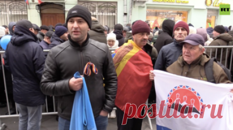 Молдаване голосуют на выборах президента республики на избирательных участках в Москве — видео. В Молдавии проходит второй тур голосования на выборах президента. В России Кишинёв открыл только два избирательных участка — оба в посольстве республики в Москве. Из-за этого граждане Молдавии чувствуют несправедливость. Об этом они рассказали в беседе с корреспондентом RT Константином Придыбайло. Люди также отметили, что количество бюллетеней для голосования выглядит как издевательство со стороны…