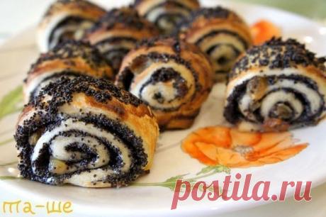 Замечательные булочки с маком из слоеного теста

Ингредиенты:
- 500 г слоенного теста
- 1 стакан мака
- 1 стакан кипятка
- 1 белок и (1 желток+1 ч. ложка молока для смазывания)
- 0,5 стакан сахара
- 100-150 г изюма

Приготовление:
1. За это время необходимо, пока тесто размораживается, мак залить крутым кипятком и оставить для набухания.
2. Промыть и замочить изюм.
3. После того, как тесто разморозится — немного раскатать его или растянуть руками.
4. Взбить белок и сахар, ...