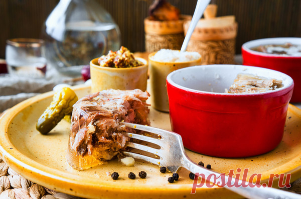 Новогоднее меню: 10 секретов вкусного холодца Холодец - частый гость праздничных застолий, и новогодние праздники - не исключение.




Само по себе приготовление холодца - занятие, хотя и довольно затратное по времени, но вовсе не сложное. Однако…