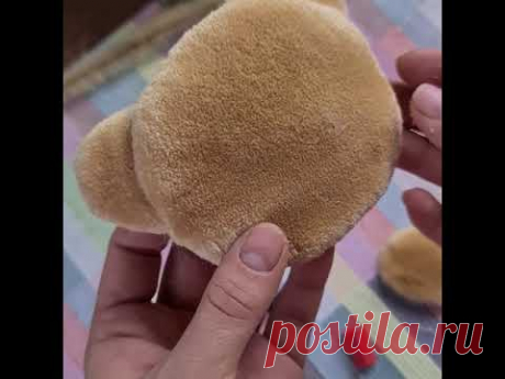 мордочка мишки из рогоза (камыш), прокленный клеем ПВА &quot;Контакт&quot; с тканевой салфеткой. Мех из рогоза (камыш). МК Живые Вещи https://ok.ru/video/5554427138494

Живые Вещи https://www.youtube.com/@zhivye_veshchi/playlists