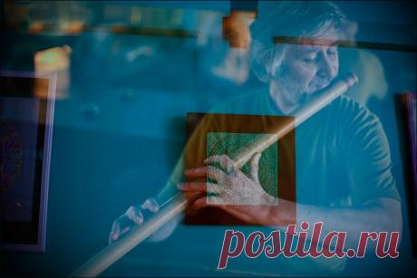 Восточная флейта...
Нежный, грустный напев
С ветром в поле летел
Льется музыка в плачь
Сердцем вдруг, завладев
Тихо льется печаль
Продолжает полет
Нежный, грустный напев
Мысли гонит все прочь