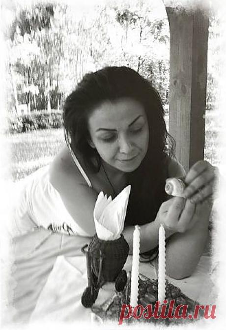 Я выделяюсь из масс – он это понимает, и знает, чем отличается хороший человек от плохого.  Хороший  делает плохие поступки исключительно из высших соображений и не испытывает при этом удовольствия.  Я отчетливо помню то время, когда мою душу «топтали»  войлочными сапогами,  и  никто не думал, что это грязно и больно.  А сейчас, извините, я на шпильках от Manolo Blahnik, и разуваться не собираюсь!