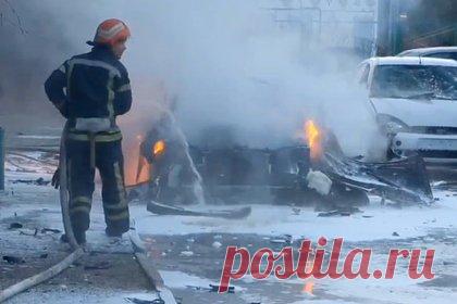 Последствия теракта в Энергодаре попали на видео. Последствия теракта в Энергодаре Запорожской области попали на видео. Запись опубликовал председатель движения «Мы вместе с Россией» Владимир Рогов. На кадрах виден сотрудник МЧС, который тушит горящую машину. Из-за взрыва автомобиля была уничтожена рядом стоящая машина, стекла выбиты из окон до девятого этажа.