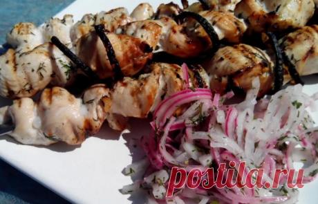 Как замариновать лук к шашлыку? Топ 8 быстрых рецептов Добрый день! Как дела? Продолжаю тему шашлыков и закусок. Сегодня на повестке дня маринованный лук. Это довольно популярное блюдо особенно