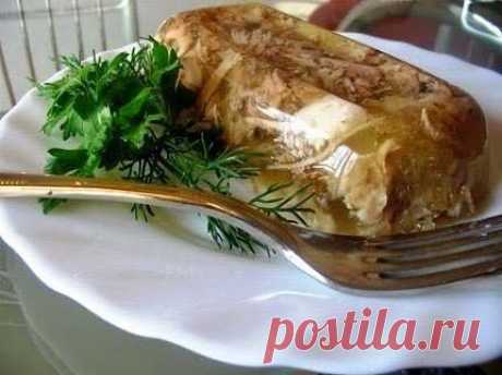 Холодец из курицы
Ингредиенты:
курица 1 -1,5 кг.
морковь - 2 шт.
лук репчатый - 1 шт.
лавровый лист
перец горошком
соль
чеснок
желатин 2 упаковки по 15 гр.
Способ приготовления:
Курицу положим в кастрюлю и зальем водой когда вода закипит снимем пену и лишний жир. Добавим очищенную морковь, лук, чеснок, перец и варим до тех пор, пока мясо с легкостью не будет отставать от костей. За 15 минут до окончания варки добавим лавровый лист. Разведем желатин в трех стаканах теплой, кипяченой воды и дад