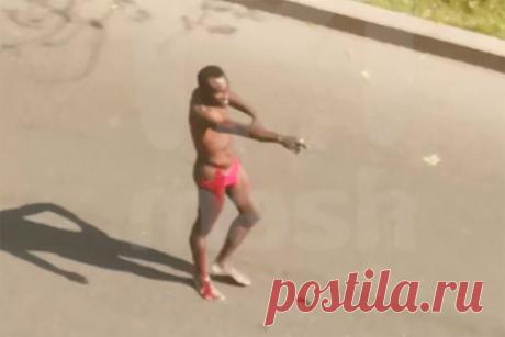 В Москве полуголый темнокожий мужчина угрожал полицейским ножом. В Москве на Самаркандском бульваре задержали темнокожего мужчину, который вел себя неадекватно, а когда прохожие вызвали полицию — разделся и начал размахивать ножом. На кадрах, опубликованных Telegram-каналом Mash, видно, как он направляет нож в сторону преследующих его полицейских.