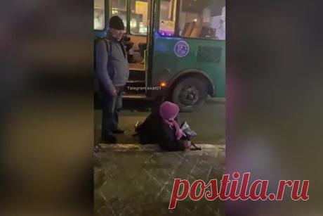 В российском городе водитель выбросил пенсионерку из автобуса. Следователи в Свердловской области проверят публикации СМИ о водителе, выбросившем пенсионерку на дорогу. В социальных сетях Екатеринбурга набирает популярность ролик, в котором водитель общественного транспорта вместе с еще одним мужчиной, вероятно кондуктором, выволок из салона пожилую женщину с тростью.