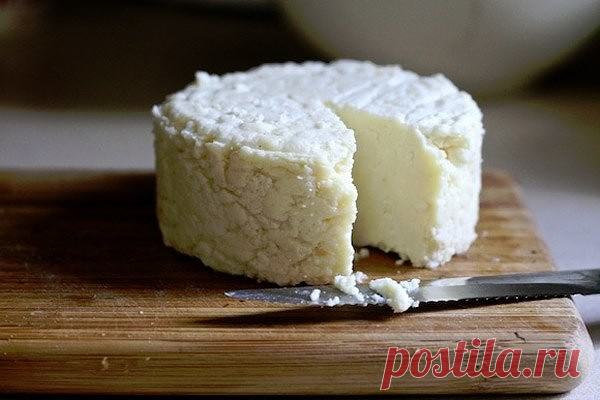 ТОР - 14 Подборка вкусных домашних сыров.

1.Домашняя моцарелла.

Ингредиенты:

На 2 порции:
●1 л молока
●125 г натурального йогурта
●1,5 ч.л. соли (можно больше, кто как любит) получается не сильно солёная
●1 ст.л. уксусной эссенции (25%)

Приготовление:

Молоко с солью нагреть, но не доводить до кипения. Добавить йогурт, перемешать, добавить уксус, хорошо перемешать и убрать с плиты.
Дуршлаг застелить чистой марлей свёрнутой примерно в 4 слоя, вылить туда свернувшееся мо...