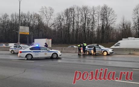 Полиция рассказала детали погони за BMW на МКАД. Погоня за BMW на МКАД началась после того, как в ходе проверки документов водитель автомобиля резко начал движение, при этом он сталкивался с другими машинами.