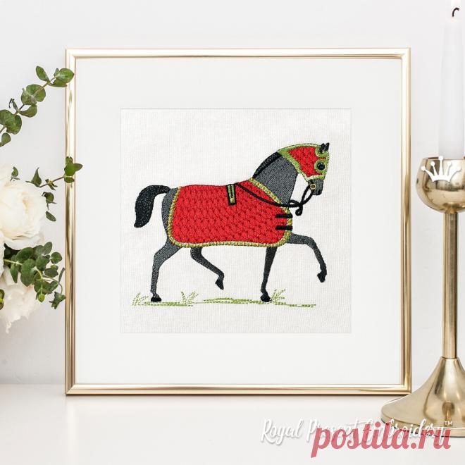 Лошадь в красной попоне Дизайн машинной вышивки - 3 размера