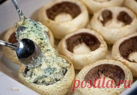 Шампиньоны, фаршированные курицей и сыром, получаются сытными и оригинальными на вкус.
Чтобы не потерять рецепт, жмите "Класс!", а потом "поделиться". Рецепт будет на вашей стене В Одноклассники. Всё ОК!
Ингредиенты:
500 г куриного филе
60 г феты
10 больших свежих шампиньонов
4 столовые ложки сметаны
1 столовая ложка муки
1/2 стакана измельченной моцареллы
свежая зелень петрушки по вкусу
молотый черный перец по вкусу
соль по вкусу
1 столовая ложка растительного масла.
Приг...