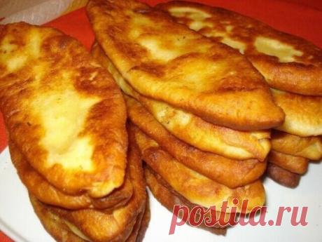 Пирожки-лопаточки Быстрые пирожки на кефире с картошкой. Мои домочадцы сметают их молниеносно.
Вам потребуется:
Для теста
Кефир - 250 мл.
2. Мука - 260 г.
3. Сода - пол чайной ложки.
4. Соль - пол чайной ложки.
5. Сахар - 1 чайная ложка.
А для начинки:
Картофель - пол кило.
2. Лук - 1 небольшую головку.
3. Растительное масло.
Тонкость: я не добавляю яйца в это тесто, потому что они делают тесто более плотным и крепким. Такое нужно для тех случаев, когда приготовление идет в бульоне или во