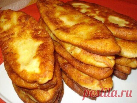 Пирожки-лопаточки Быстрые пирожки на кефире с картошкой. Мои домочадцы сметают их молниеносно.
Вам потребуется:
Для теста
Кефир - 250 мл.
2. Мука - 260 г.
3. Сода - пол чайной ложки.
4. Соль - пол чайной ложки.
5. Сахар - 1 чайная ложка.
А для начинки:
Картофель - пол кило.
2. Лук - 1 небольшую головку.
3. Растительное масло.
Тонкость: я не добавляю яйца в это тесто, потому что они делают тесто более плотным и крепким. Такое нужно для тех случаев, когда приготовление идет в бульоне или во