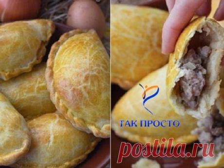 Караимские пирожки с мясом! Тесто хрустит, а начинка — объедение…
Эти замечательные караимские пирожки остаются пышными, даже когда остынут! Хрустящая корочка, приятный золотистый цвет, сочная начинка…
Кстати, начинка в этих пирожках заслуживает особого внимания. Она получается такой изумительной, потому что мясо рубится сырым на мелкие кусочки! Еще вкуснее будет, если к рубленому мясу добавить немного жира. Вот он, идеальный фарш для пирогов.