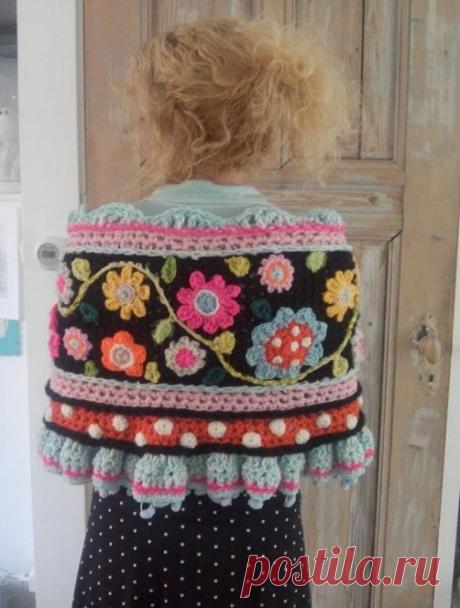 Яркие варианты вязаных накидок с цветами и узорами
