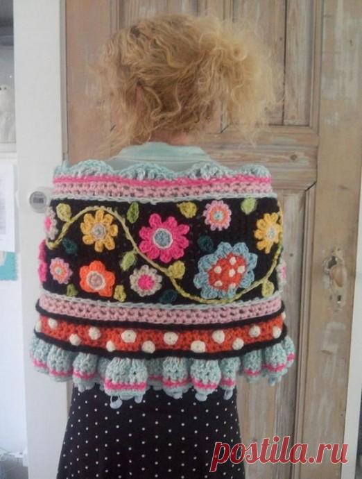 Яркие варианты вязаных накидок с цветами и узорами
