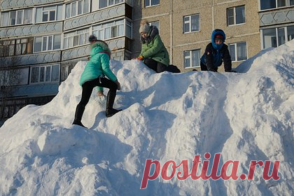 Тысячи человек в российском городе остались без тепла в 40-градусный мороз. В Мегионе произошел прорыв на теплотрассе, в результате которого котельная вынужденно прекратила работу. Несколько многоэтажек города, в которых проживают более трех тысяч жителей, остались без отопления. Жильцы лишились тепла почти в 40-градусный мороз, при этом ночью температура в последние дни опускалась еще ниже.