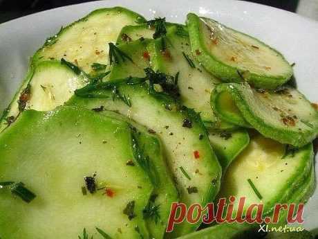 Попробуйте такой замечательный рецептик!
Это удивительное по своему вкусу и приготовлению блюдо я впервые попробовала на пикнике. Одна знакомая угостила нас этой закуской. Естественно, что после первого стола маринованных кабачков в тарелке не осталось совсем, потому что их необычный вкус понравился всем. Потом я приготовила их сама, и снова уже мои знакомые были удивленны вкусом маринованных кабачков.
Пока на рынке еще есть молодые кабачки, очень вам советую поспешить приготовить маринованные