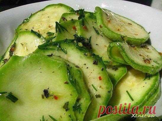 Попробуйте такой замечательный рецептик!
Это удивительное по своему вкусу и приготовлению блюдо я впервые попробовала на пикнике. Одна знакомая угостила нас этой закуской. Естественно, что после первого стола маринованных кабачков в тарелке не осталось совсем, потому что их необычный вкус понравился всем. Потом я приготовила их сама, и снова уже мои знакомые были удивленны вкусом маринованных кабачков.
Пока на рынке еще есть молодые кабачки, очень вам советую поспешить приготовить маринованные
