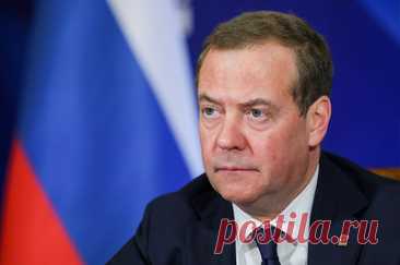 Медведев призвал вернуть Павловскому дворцовому ансамблю его исторический облик. Замглавы Совбеза РФ сделал особый акцент на том, что в период реставрации Павловск не будет закрыт для посетителей