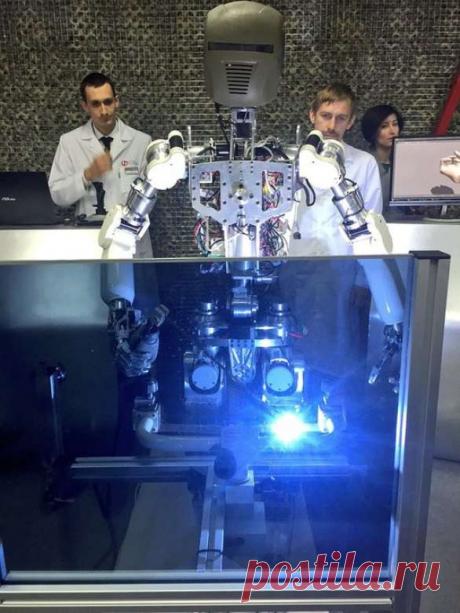 «Первоначально создание антропоморфного (человекоподобного) робота осуществлялось в интересах МЧС для спасательных работ в опасных для жизни и здоровья человека условиях. Однако впоследствии было учтено, что большинство компонентов робота-спасателя могут быть использованы и для решения военных задач», – рассказал он.