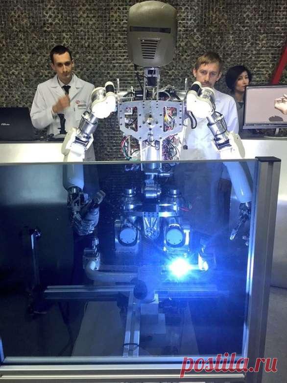 «Первоначально создание антропоморфного (человекоподобного) робота осуществлялось в интересах МЧС для спасательных работ в опасных для жизни и здоровья человека условиях. Однако впоследствии было учтено, что большинство компонентов робота-спасателя могут быть использованы и для решения военных задач», – рассказал он.