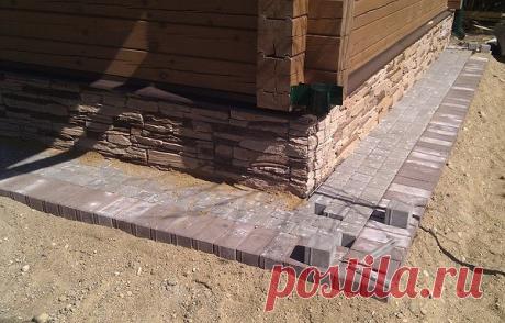 Как сделать отмостку вокруг дома: утепление и устройство своими руками 
 
Отмостка является важнейшим конструктивным элементом при строительстве частного дома, важность которого не всегда оценивают по достоинству. Но наличием отмостки нельзя пренебрегать. Это очень полезный элемент. От её наличия и состояния зависит качество эксплуатационных характеристик дома. Она помогает сохранять и защищать конструкции подземной части в нужном состоянии и предотвращает порчу и ухудшени...