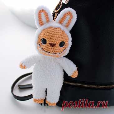 PDF Монстрик Лабубу крючком. FREE crochet pattern; Аmigurumi toy patterns. Амигуруми схемы и описания на русском. Вязаные игрушки и поделки своими руками #amimore - плюшевый монстрик Лабубу крючком, монстр из плюшевой пряжи, Labubu.