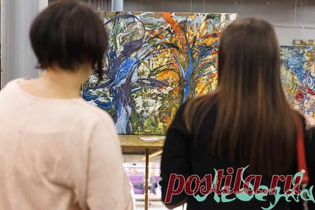 Флакон - это активное, уютное место, расчитанное на молодых, креативных людей. Я очень хотела показать свою живопись активным и талантливым молодым людям и получить от них отзыв о своём творчестве. Для этого и нужно устраивать выставки, чтобы получать обратную связь и чтобы люди увидели картины, над которыми я работала много лет. 
Екатерина Лебедева художник