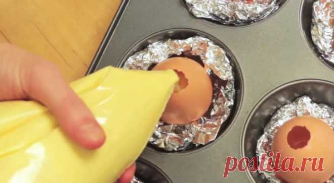Ze vult een ei met beslag. Als ze de eieren uit de oven haalt, verschijnt er een verrassende traktatie! - Leeftips