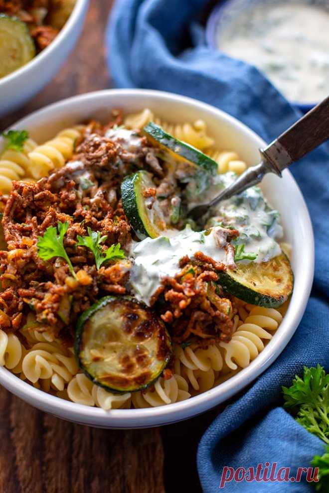 Türkische Pasta mit Hackfleisch und Joghurt-Sauce - Kochkarussell Dieses schnelle Rezept für türkische Pasta mit Hackfleisch, Zucchini & Joghurt-Sauce ist der HAMMER! So einfach, so gut!Familienküche deluxe!